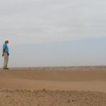 Evert van Voorthuysen inspecteert het terrein bij M'Hamid, Zuid-Oost Marokko
